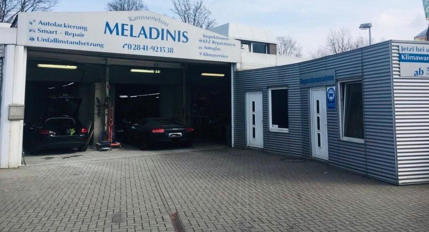 Kfz-Meister bei der Reparatur in der Werkstatt von Karosseriebau Meladinis in Moers