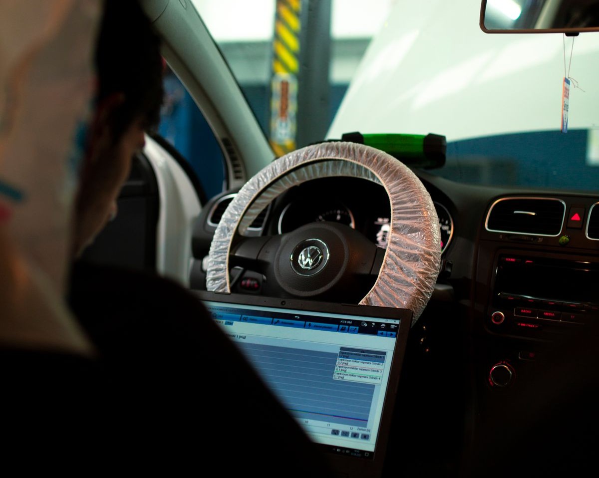 Fahrzeugdiagnose und Prüfung per Laptop für HU und AU